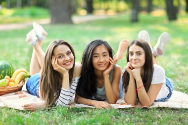 Genç kadın çim üzerinde yalan 