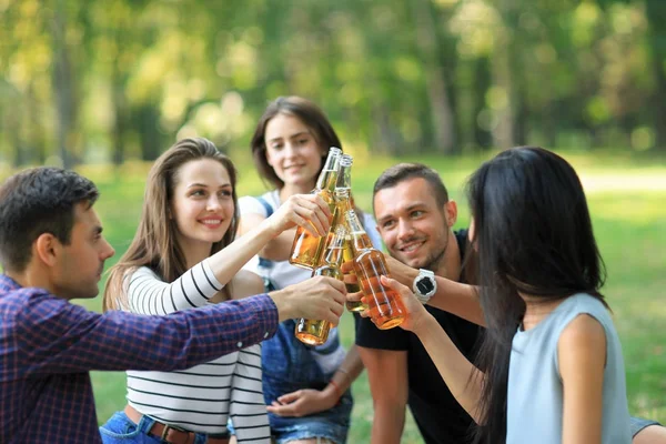 Csengő üveg sört meg — Stock Fotó