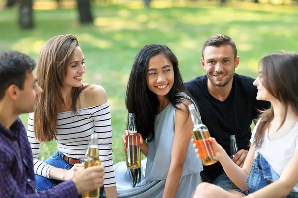 쾌활 한 사람들이 맥주를 마시는 — 스톡 사진