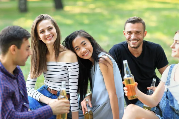 Amici sorridenti che bevono birra — Foto Stock