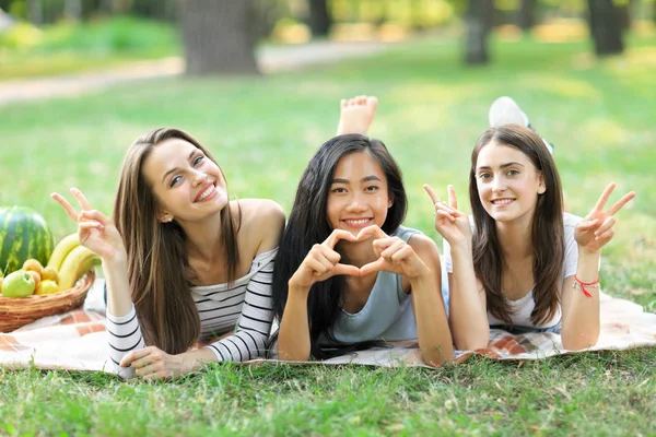 Mulheres jovens mostrando sinais — Fotografia de Stock