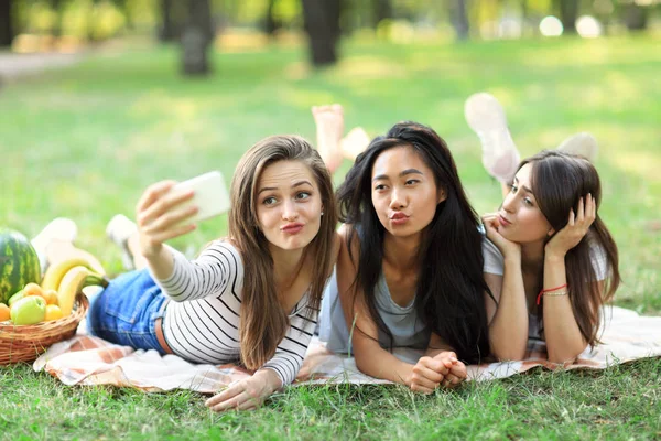  Gülümseyen kızlar selfie çekiyor.