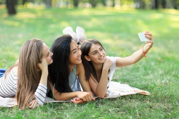  Gülümseyen kızlar selfie çekiyor.