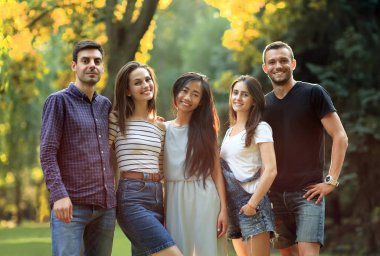 Güneşli Park arkadaş beş gençler