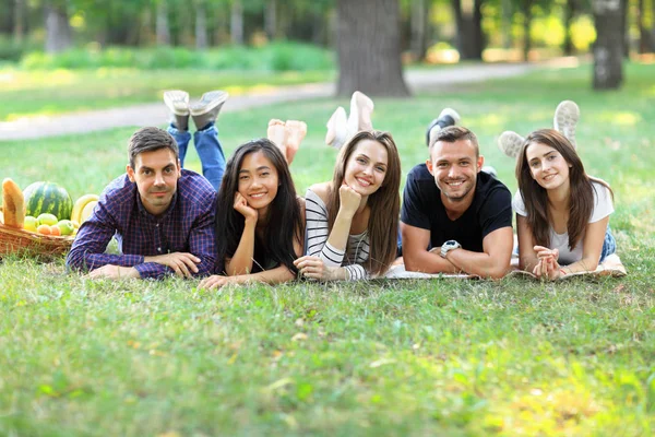 Genç kadın ve erkekler birlikte eğleniyor