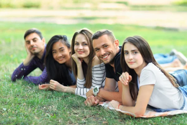 çim üzerinde yalan arkadaş grubu