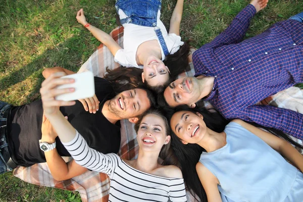 Jóvenes amigos tomando selfie — Foto de Stock