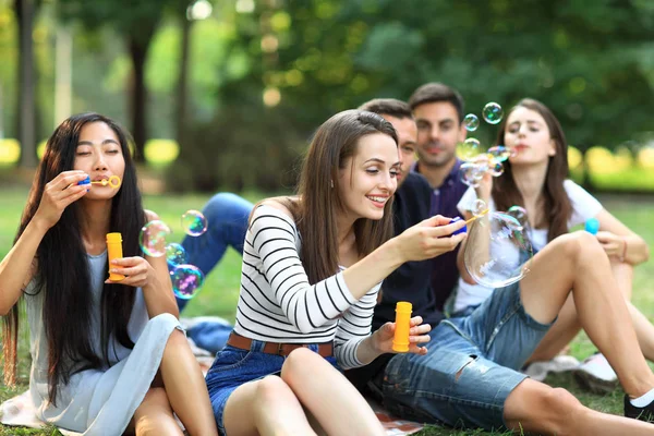 Belle donne che soffiano grandi bolle — Foto Stock