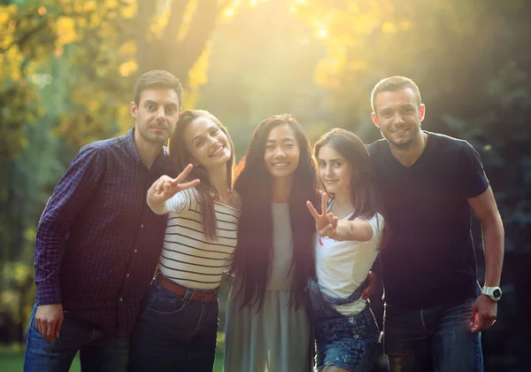 Jóvenes despreocupados en el parque de otoño — Foto de Stock