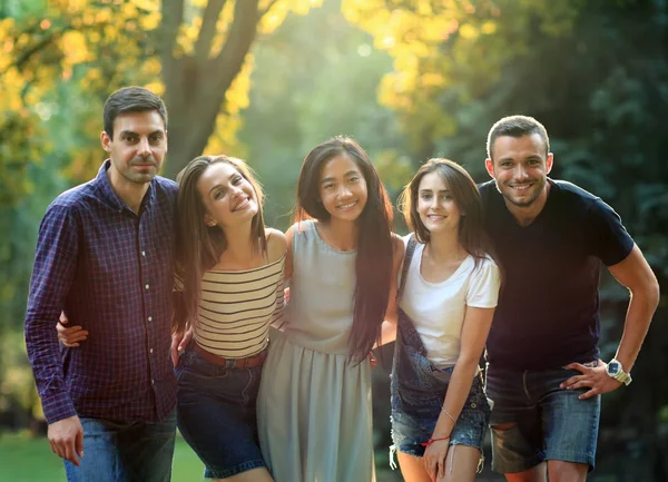 güneşli parkta genç arkadaşlar