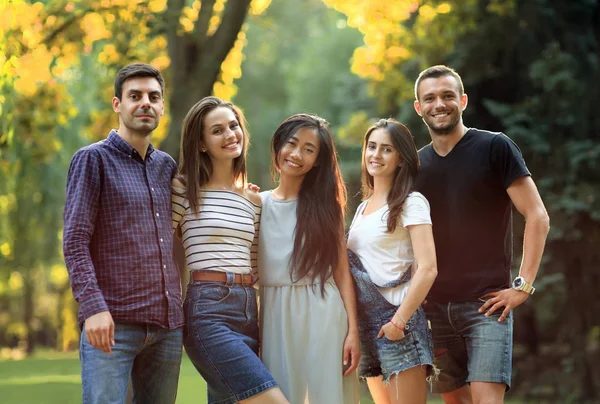 Güneşli Park arkadaş beş gençler