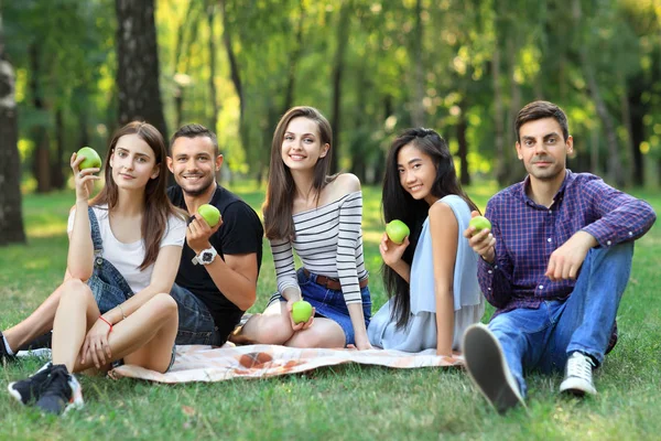 Retrato de amigos alegres segurando maçãs verdes — Fotografia de Stock