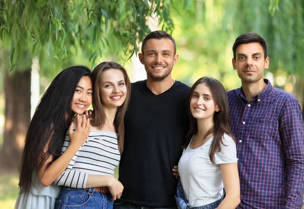 Cinco mulheres e homens amigos no parque — Fotografia de Stock