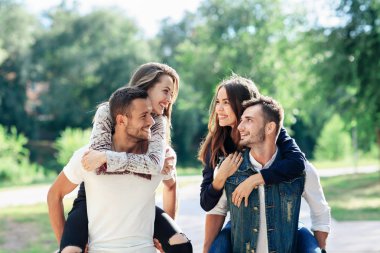 Sırtıma binmek sahip seven çiftler