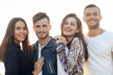 satırda duran genç insanlar