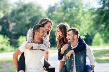 Sırtıma binmek sahip seven çiftler