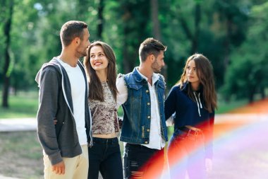 Genç çiftler Park'ta yürüyordunuz