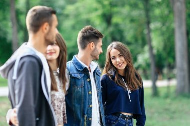 Genç çiftler Park'ta yürüyordunuz