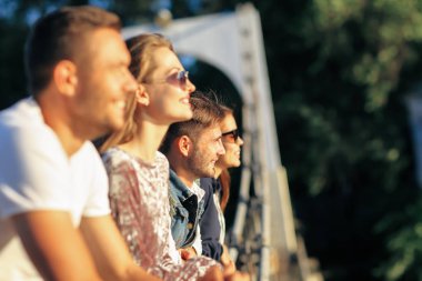 Köprüde duran genç arkadaşlar