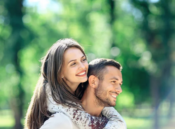 Feliz joven pareja al aire libre —  Fotos de Stock