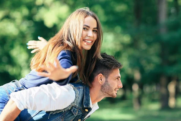 Mädchen auf dem Rücken eines Mannes, der Vogel porträtiert — Stockfoto