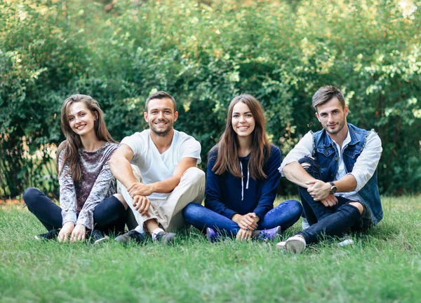 Giovani amici che riposano sulla natura — Foto Stock