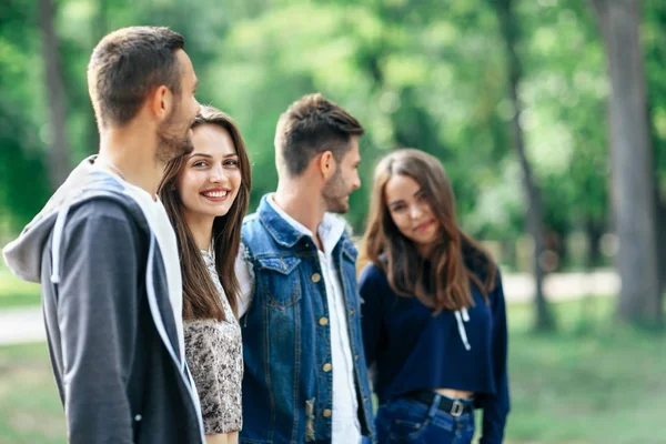 Parejas jóvenes caminando en el parque — Foto de Stock