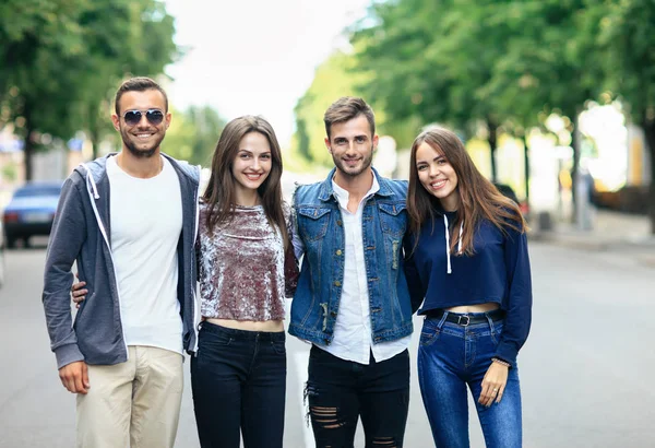 Giovani amici sorridenti in strada — Foto Stock