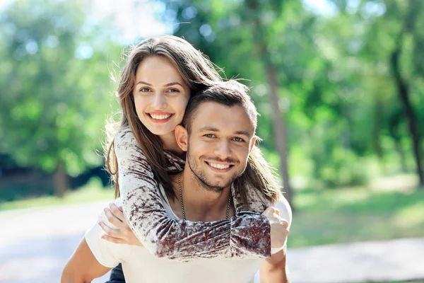 Joyeux jeune couple en plein air — Photo