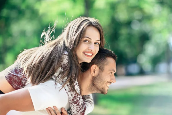 Joyeux jeune couple en plein air — Photo