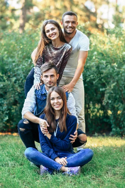 Retrato de gente alegre en el parque —  Fotos de Stock