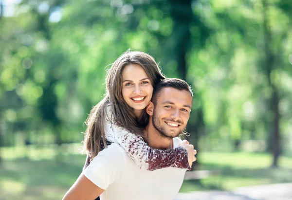 Feliz jovem casal ao ar livre — Fotografia de Stock