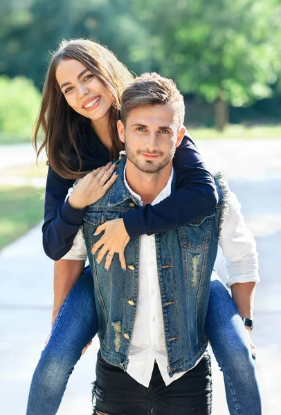 Joyeux jeune couple en plein air — Photo