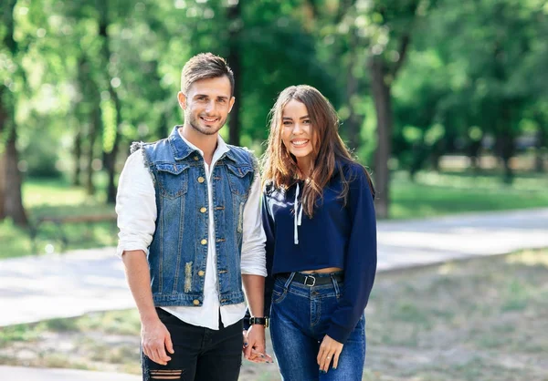 Jugendliche stehen im Park — Stockfoto