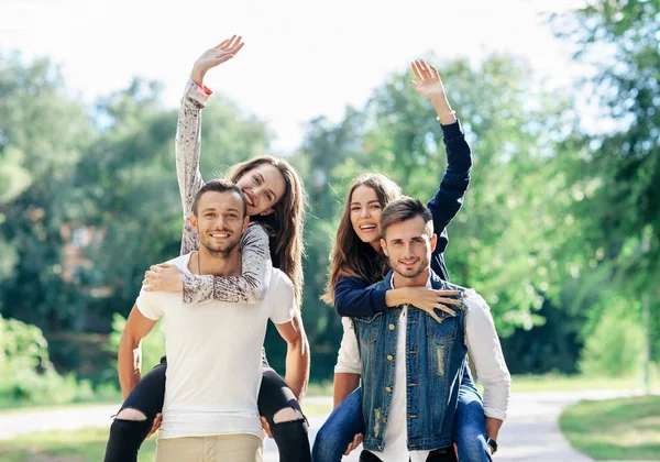 Parejas amorosas teniendo paseo a cuestas — Foto de Stock