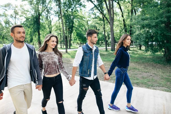 Junge Freunde spazieren im Park — Stockfoto