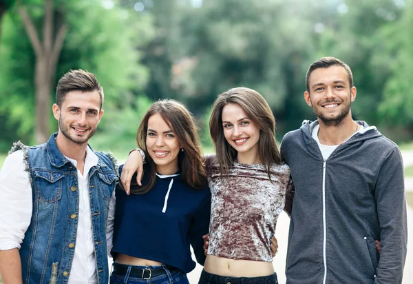 Amici che si divertono all'aperto — Foto Stock