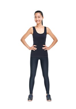 ellerle kalça üzerinde duran kadın