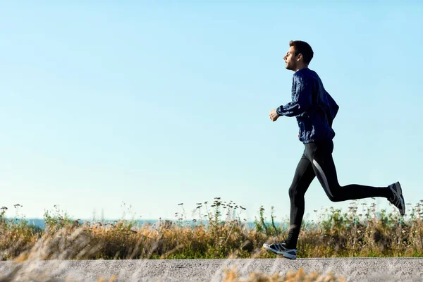 Giovane che corre su strada — Foto Stock