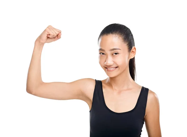 Mulher asiática feliz mostrando músculos — Fotografia de Stock