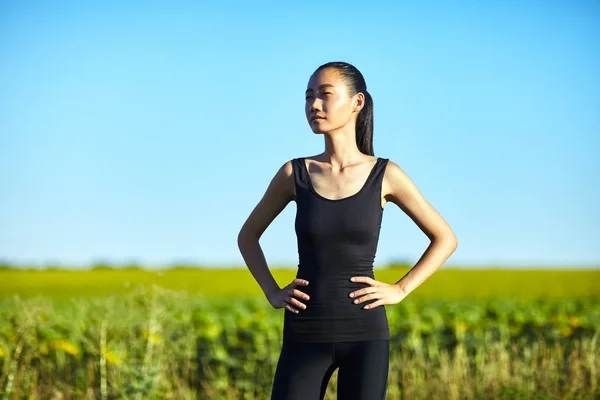 Slanke sportieve Aziatische vrouw rusten — Stockfoto