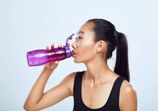 Junge Frau trinkt Wasser — Stockfoto