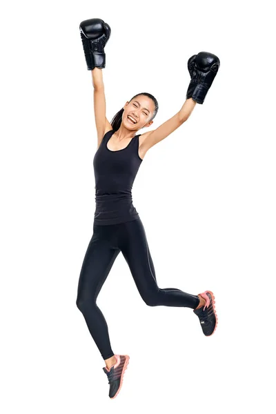 Mulher asiática em luvas de boxe preto — Fotografia de Stock