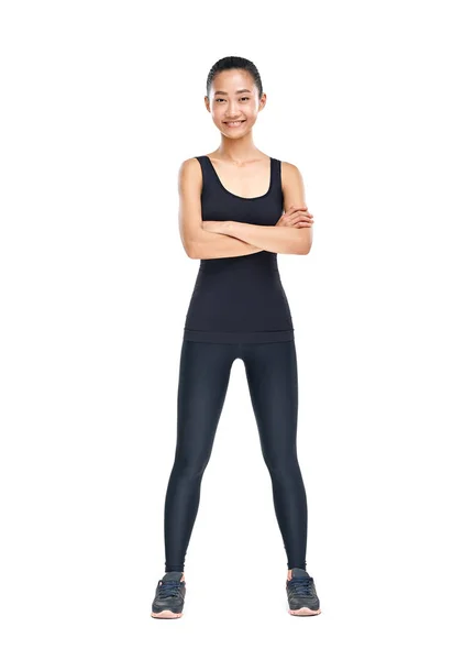 Vrouw in sportkleding staande met gekruiste armen — Stockfoto