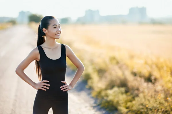 Slanke sportieve Aziatische vrouw rusten — Stockfoto