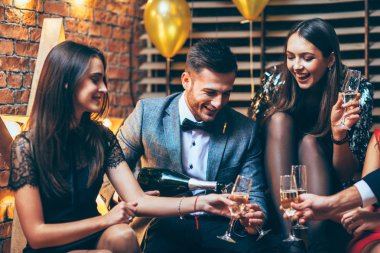 Şampanya ile partide kutlama arkadaş