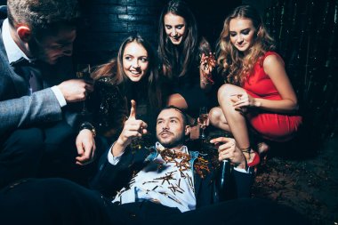 sarhoş adam yerde yatıyor