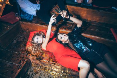 partiden sonra şampanya içiyor arkadaşlar