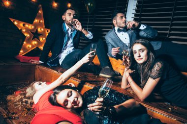 partiden sonra şampanya içiyor arkadaşlar