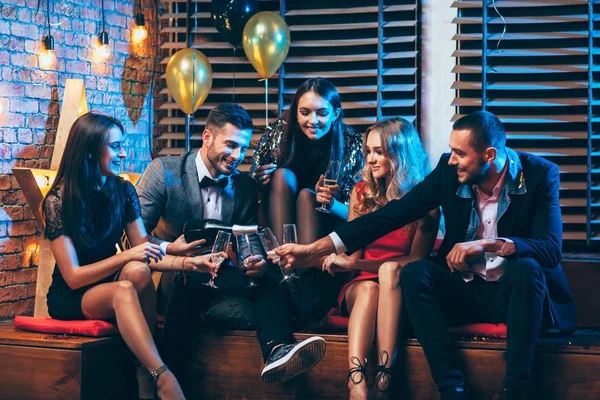 Friends celebrating at party with champagne — Stock Photo, Image